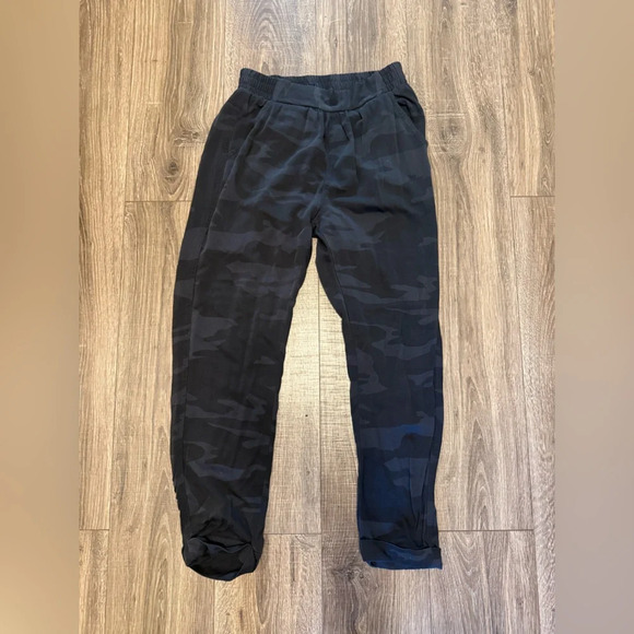 Splendid Women’s Dark Black Gray Camo Print Joggers Size Small Silky - Picture 1 of 5